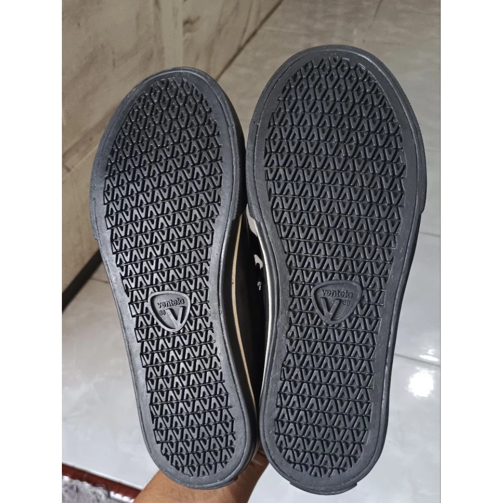 Vantela High Hitam